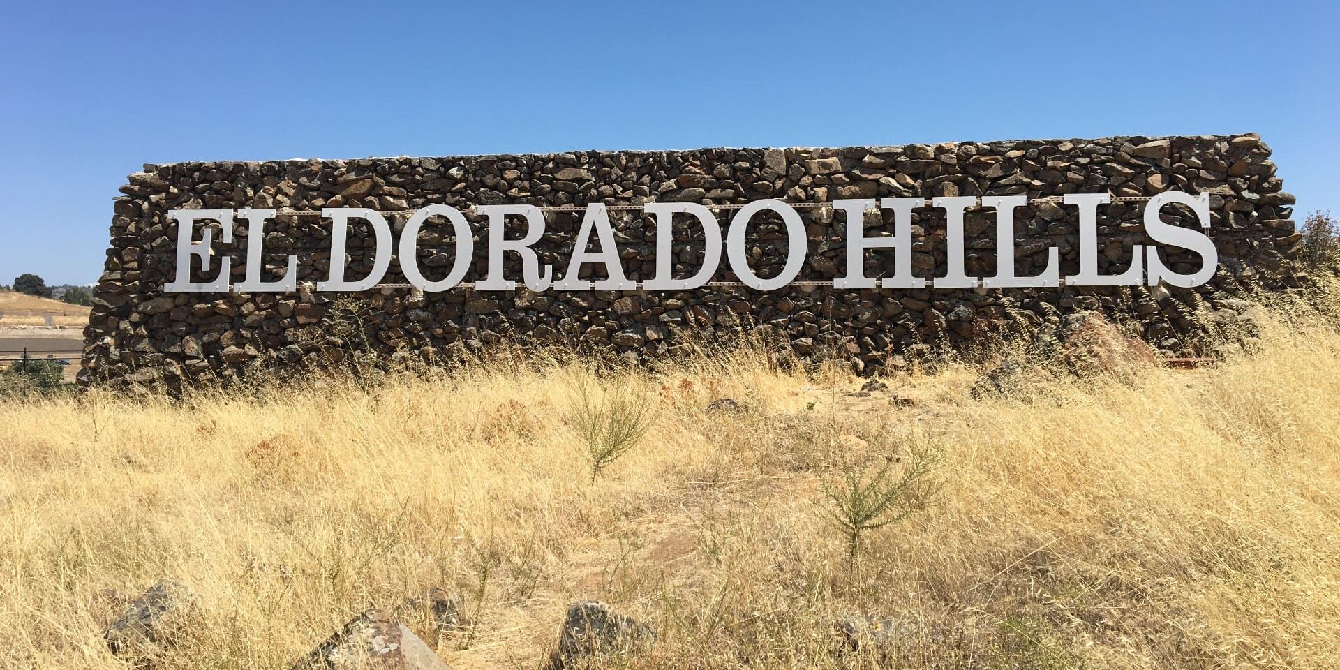 A sign that says dorado hills on the side of a wall.